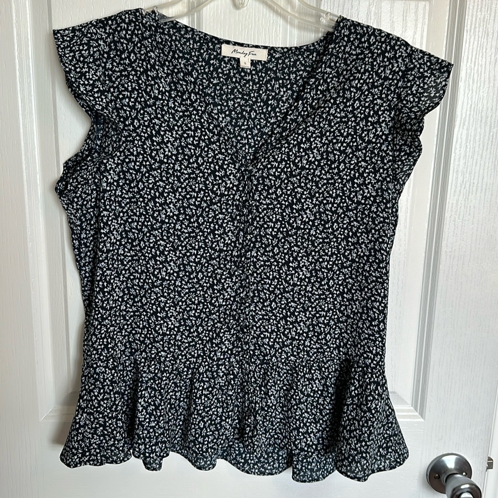 NEW- flowy cap sleeve floral top